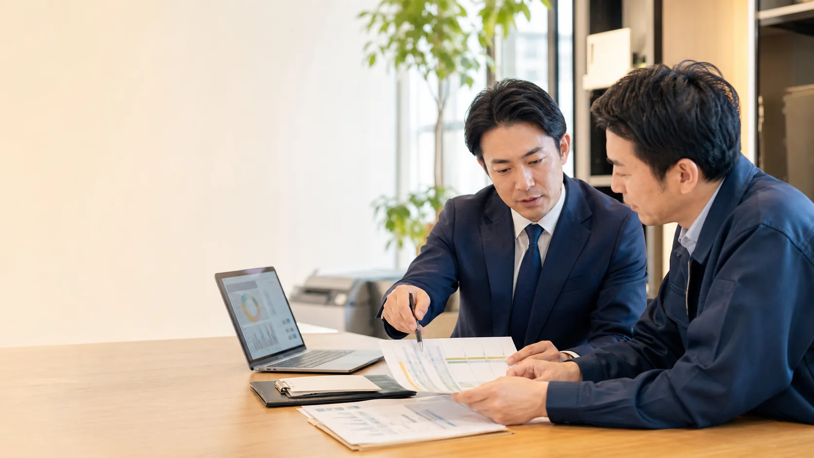 中小企業の投資計画と補助金要件を確認する担当者